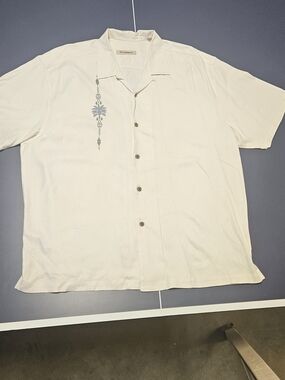 EUC-Tommy Bahama Cream Short Sleeve Camp Shirt with Subtle Embroidery